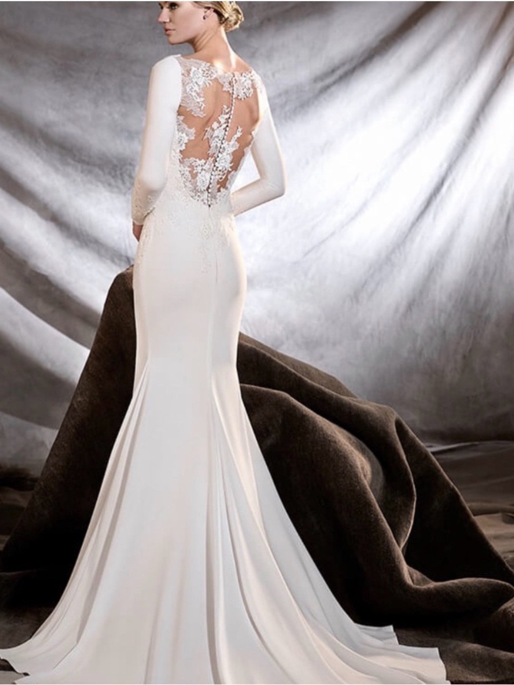 Pronovias Ivory Long-Sleeve Fitted Mermaid Wedding Gown - Picture 3 of 5